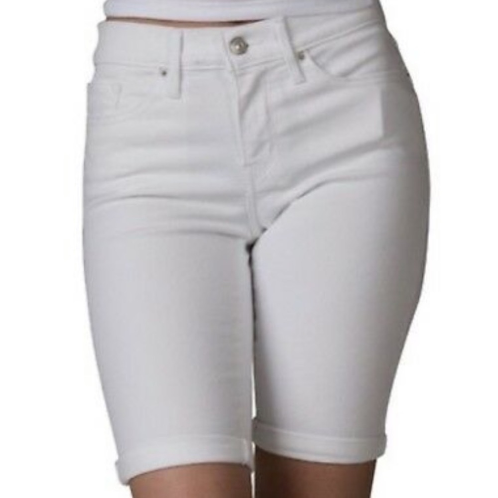NWT- Size 2 (Levi’s Size 26) Bermuda Short (White)
